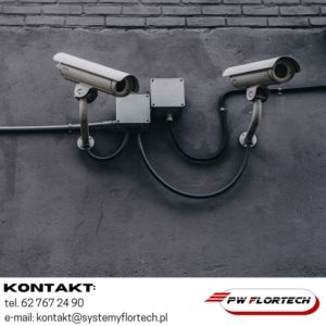 Kamery monitoringu CCTV wiszące na ścianie