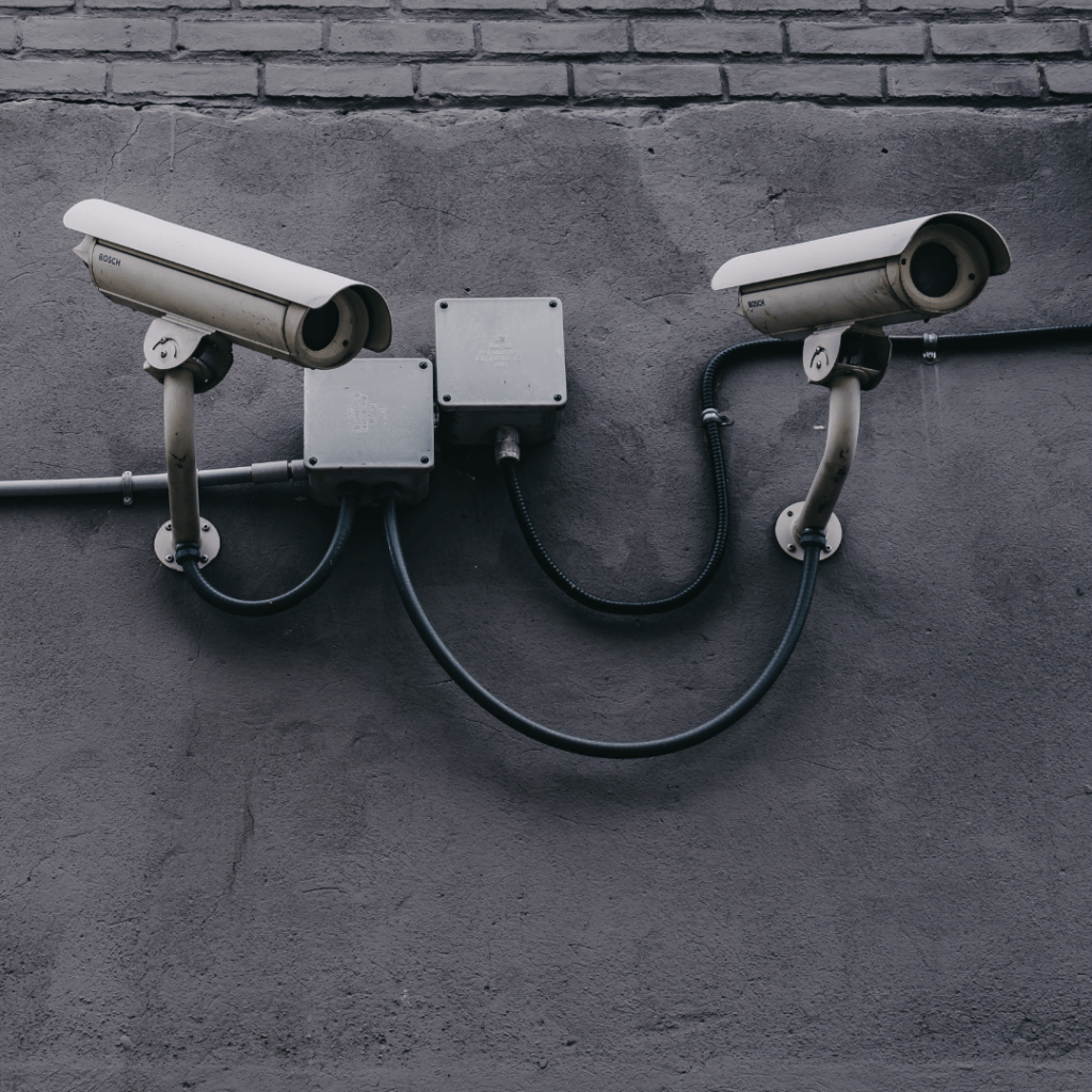 Dwie kamery monitoringu na budynku, Two surveillance cameras on the building.