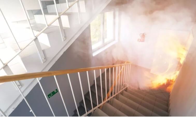 Pożar na klatce schodowej z systemem oddymiania, Stairwell fire with smoke ventilation system.