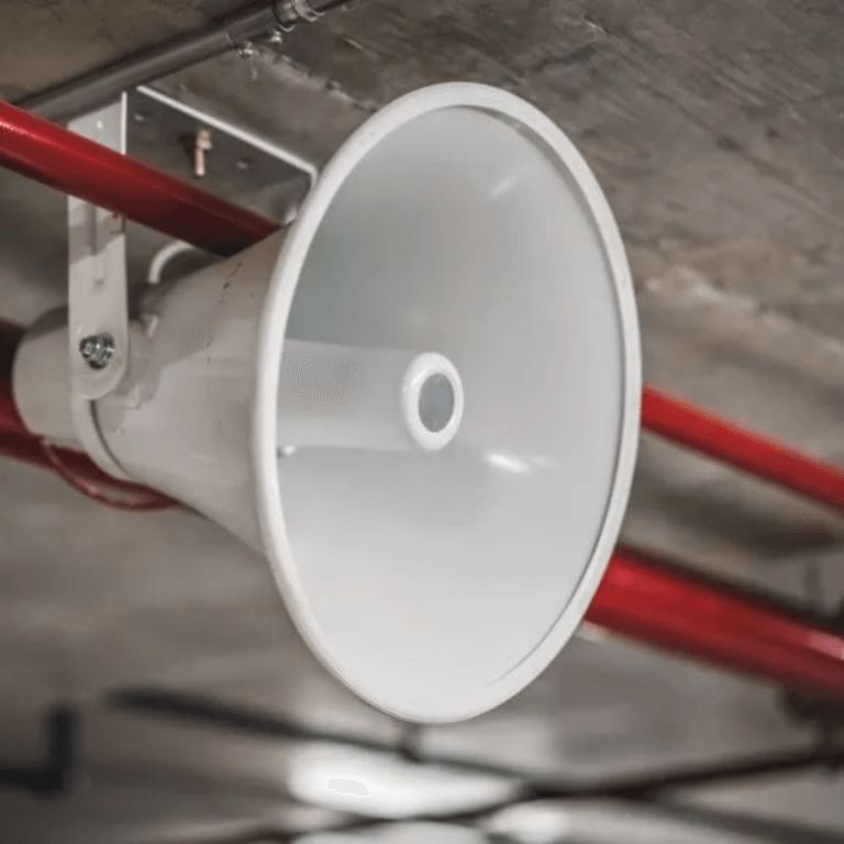 Biały głośnik dźwiękowego systemu ostrzegawczego, White speaker for the sound warning system.