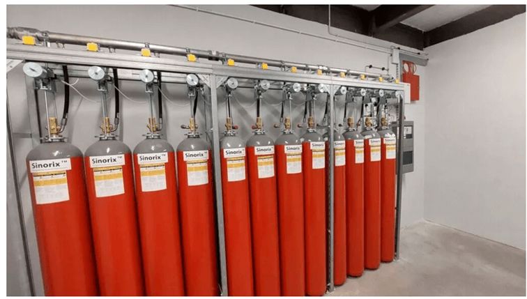 Zestaw butli z gazem do systemu gaszenia pożaru, Set of gas cylinders for fire suppression system.